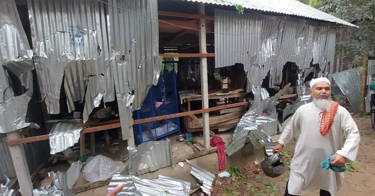 হামলায় ১০ জন আহত